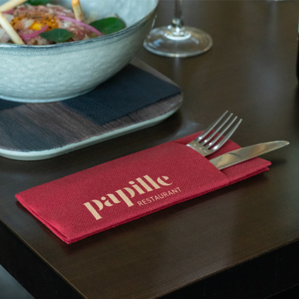 Servicio de mesa: plato, cubiertos y servilleta en bolsa personalizada burdeos