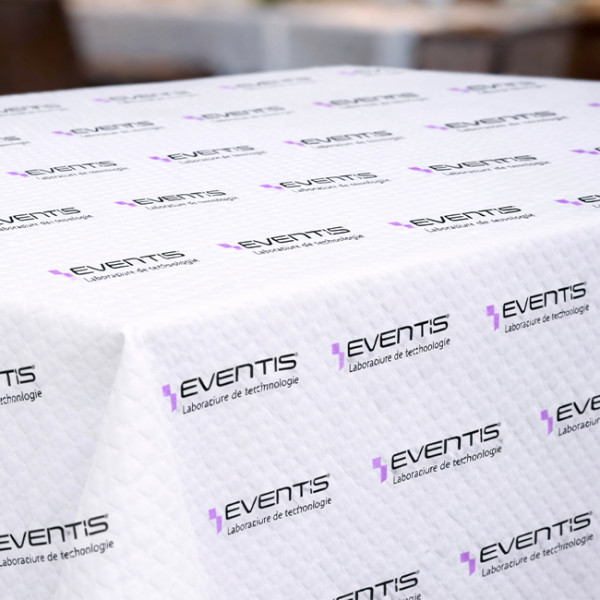 Mesa con mantel de papel personalizado