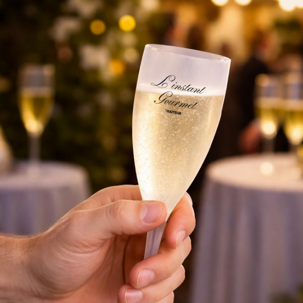 Velada elegante, cóctel con copa de champán personalizada