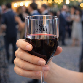 Degustación de vinos con vaso de plástico reutilizable