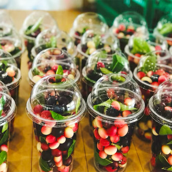 Tarro de plástico transparente para alimentos de 30 cL + tapa de cúpula con orificio