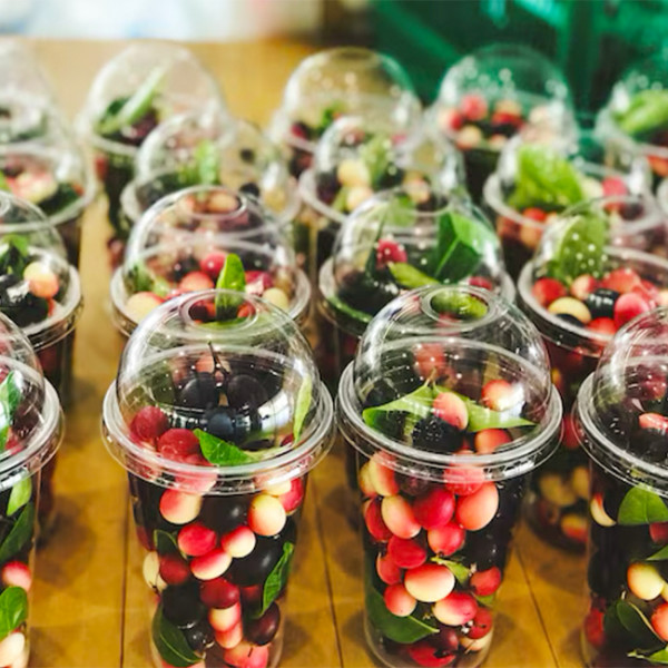 Tarro de plástico transparente para alimentos de 30 cL + tapa de cúpula con orificio