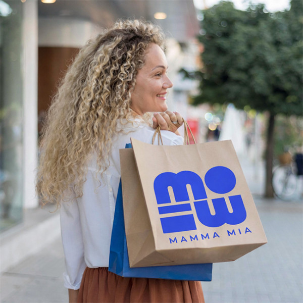 Personas que compran con bolsas de colores personalizadas