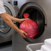 Bolsa de ropa sucia roja con cordón hidrosoluble para la tintorería