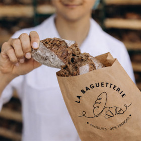 Baguette en bolsa kraft personalizada con el logotipo de la panadería