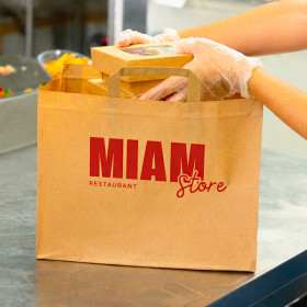 Comida para llevar envasada en una bolsa kraft personalizada a todo color