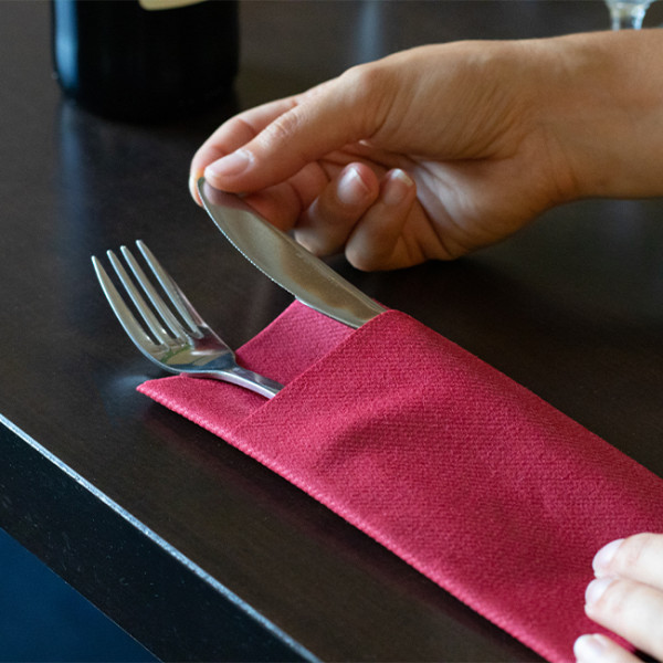 Servilleta roja burdeos para mesa de restaurante