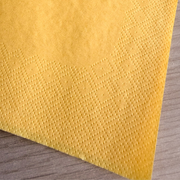 Servilleta de papel amarilla para restaurante